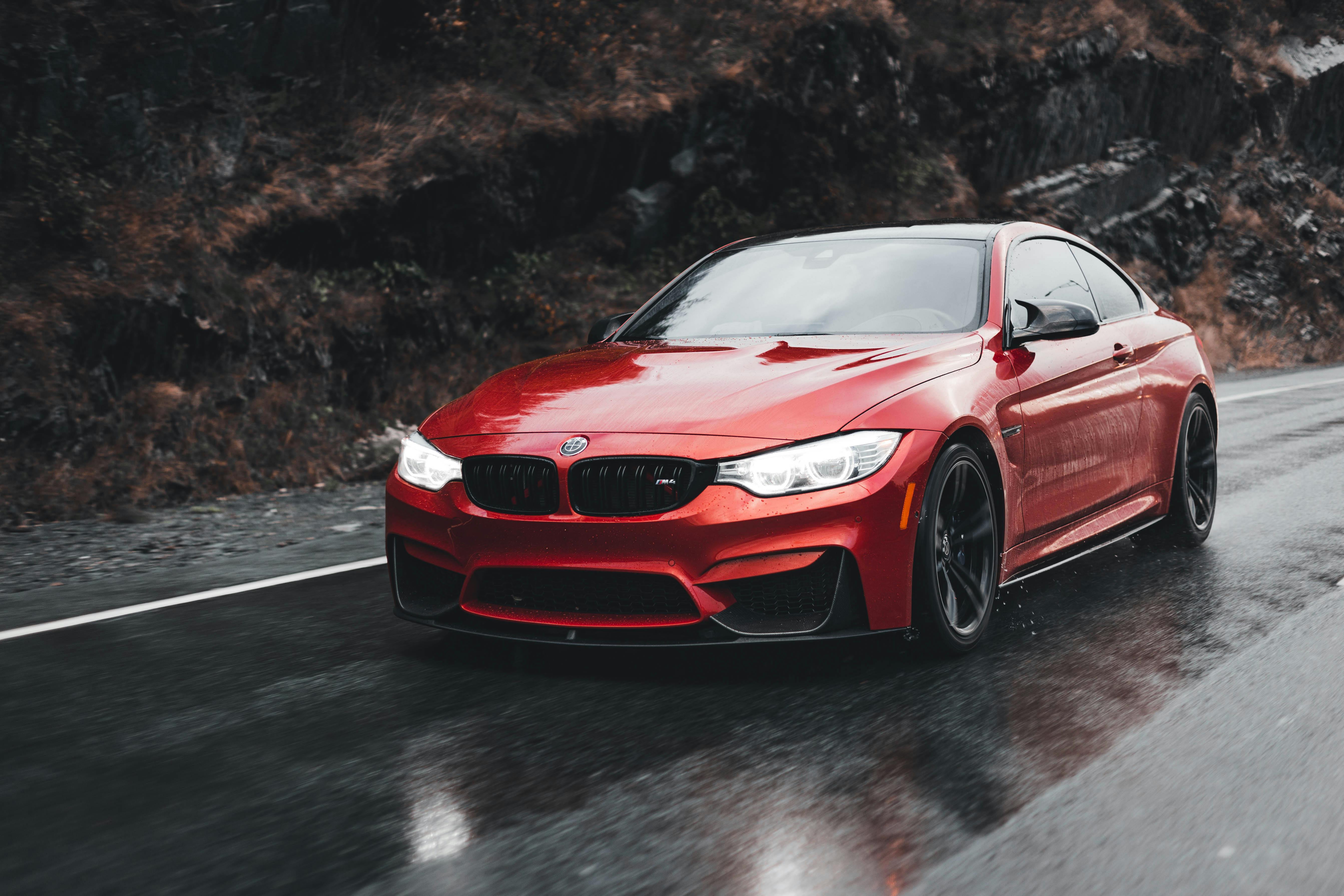 Sportski automobil na mokrom putu